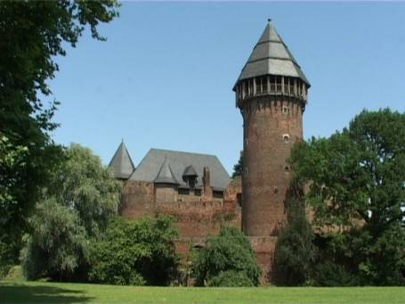 Krefeld : Wasserburg Linn, Bildmitte der Bergfried ( Aussichtsturm )